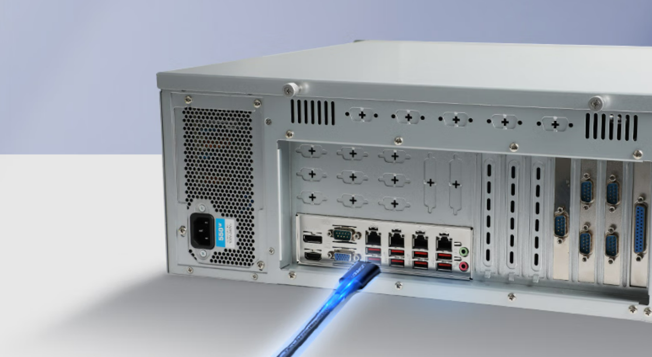 该设备板载7个PCIe插槽——1个PCIe*16（Gen15）或2个PCIe*8（Gen5），1个PCIe*1，4个PCI*4。